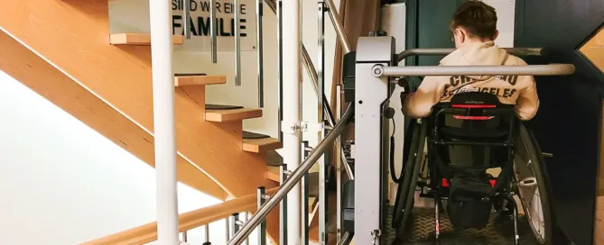 treppenlift-junge-rollstuhl